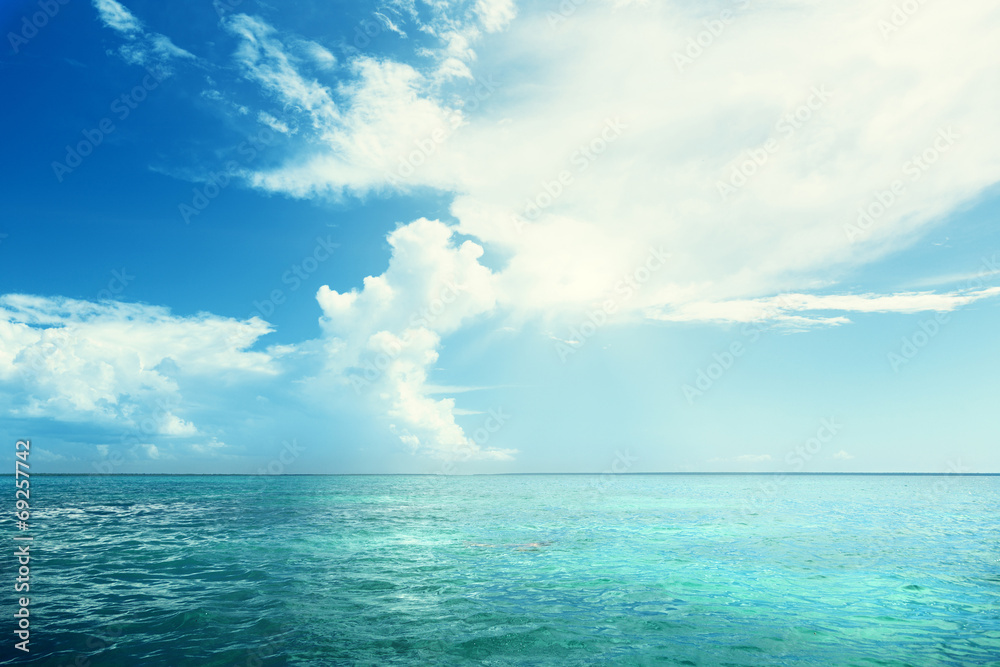 Obraz premium Morze Karaibskie i idealne niebo