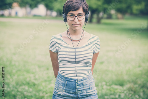 young hipster woman listening to music © Eugenio Marongiu