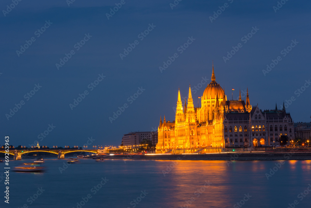 Obraz premium Parliament building Budapest at twilight over the river Danube