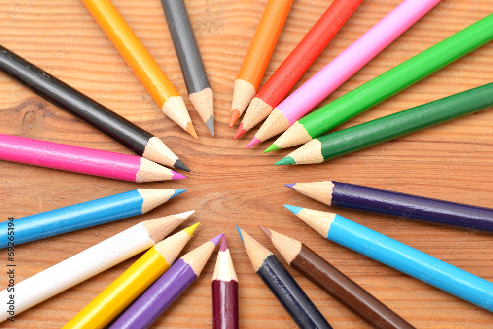 Naklejka premium Colored pencils on wood