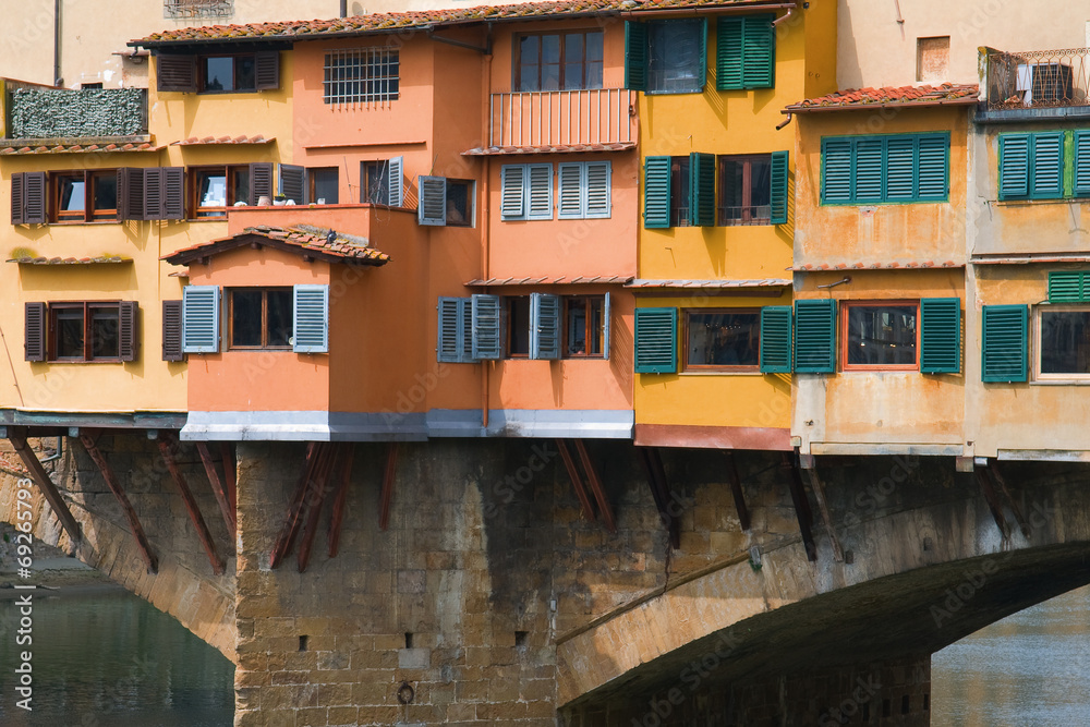 houses over water on ponte vecchio florence italy
