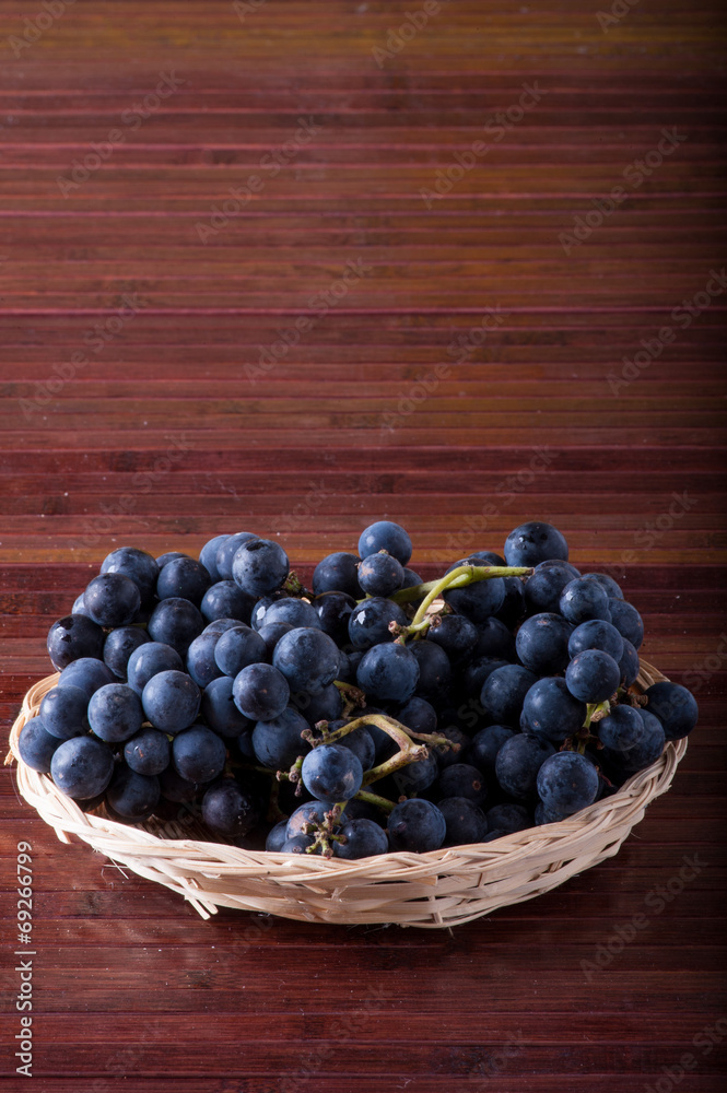 Uva fragola nel cestino di vimini Uva fragola nel cestino di vimini