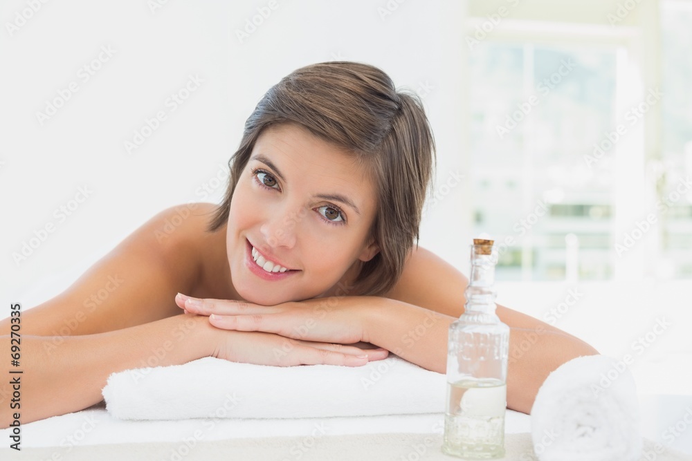 Naklejka premium Close up portrait of a beautiful young woman on massage table