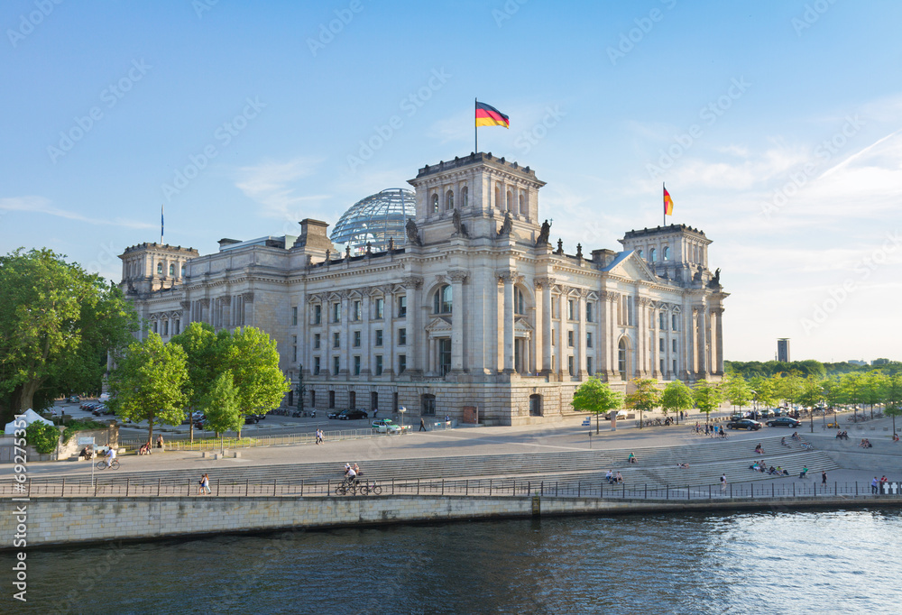 Obraz premium Budynek Reichstagu, widok z rzeki Szprewy w Berlinie, Niemcy