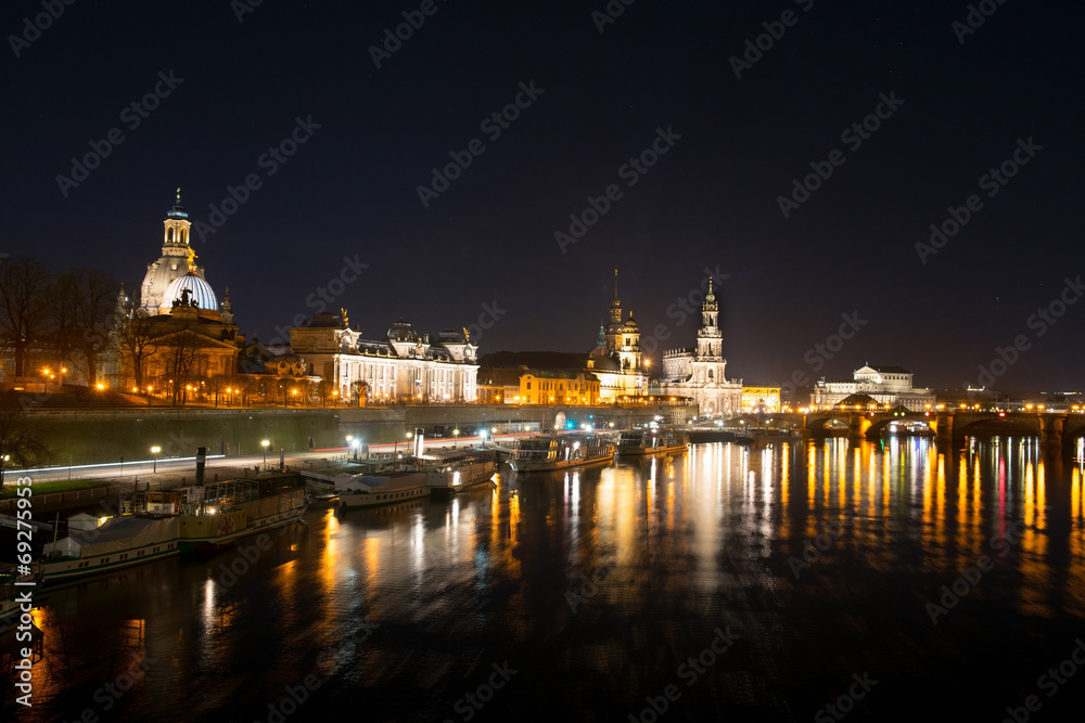 Obraz premium Night scene in Dresden, Germany. City center and river Elba