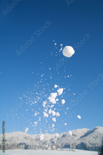 Fototapeta snowball up the sky