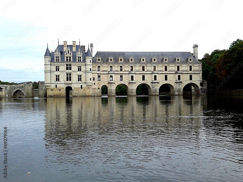 Fototapeta premium El castillo sobre el rio