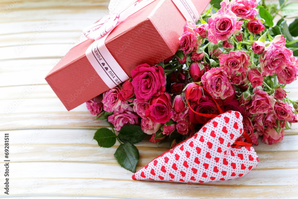 bouquet of roses with gift box on a wooden background - obrazy, fototapety, plakaty 