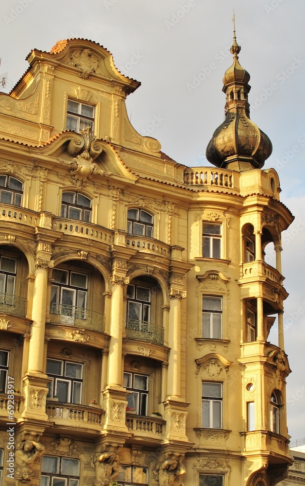 Prag, Gebäude mit Erkertürmchen