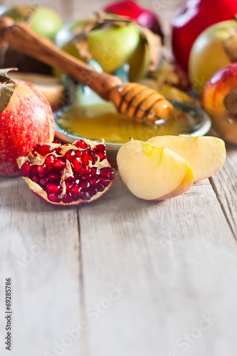 Canvas Print Pomegranate, apples and honey background