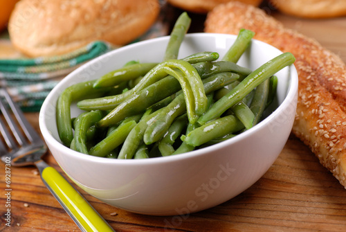 fagiolini lessati nella ciotola bianca