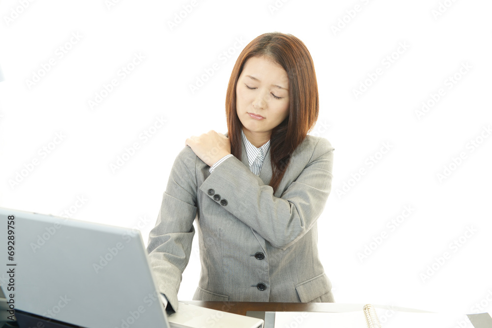 肩痛を訴える女性 肩痛を訴える女性