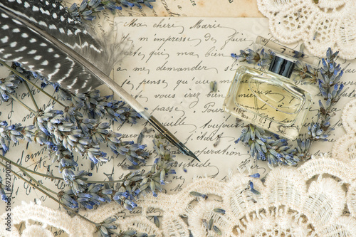Fototapeta vintage ink pen, perfume, lavender flowers and old love letters