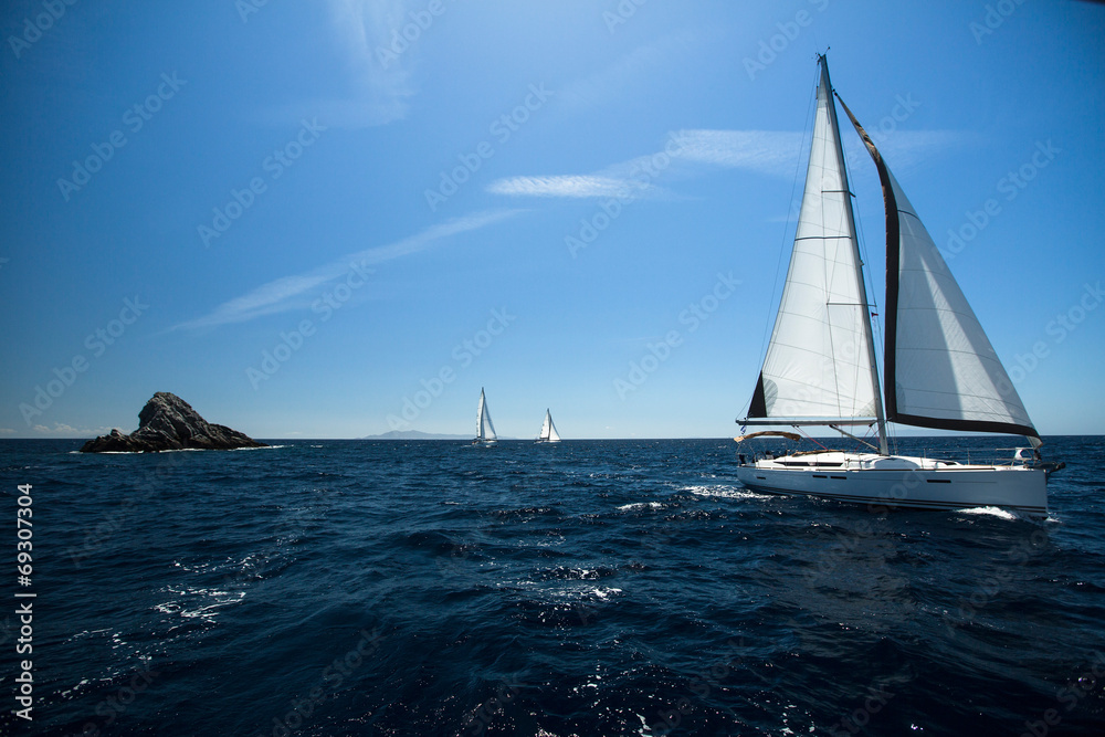 Obraz premium Sailing ship yachts in the sea.