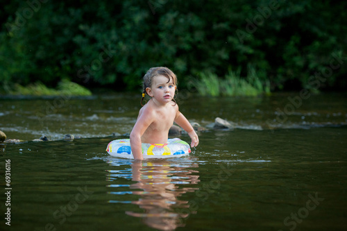 Девочка купается в речке