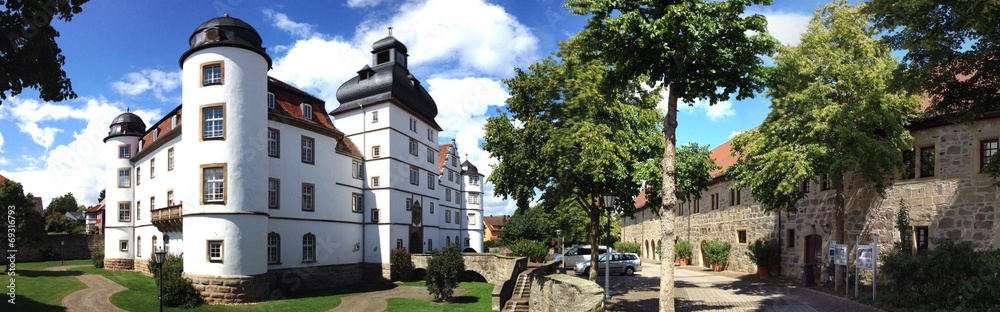 Obraz premium Panorama des Pfedelbacher Schlosses mit Marstallgebäude
