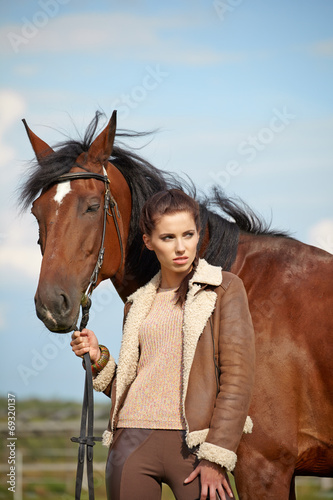 Girl and horse on the walk © ZoomTeam