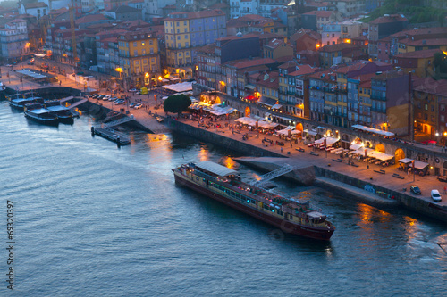 Canvas Print embankment in  old town of Porto, Portugal