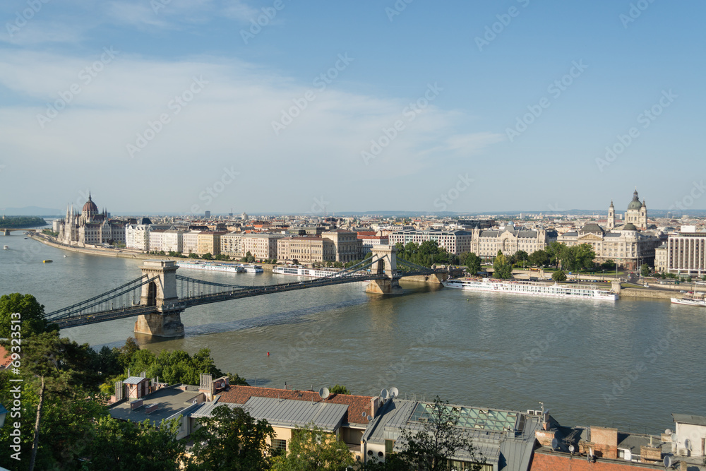 Obraz premium Chain bridge and the Hungarian Paliament