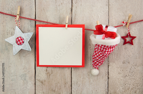 Rot-weiß karierte Weihnachtsdekoration mit Karte und Holz