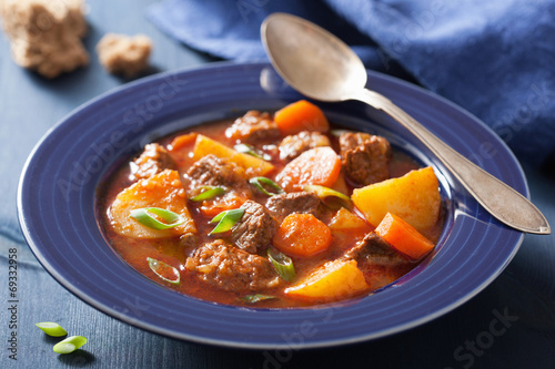 Valokuva beef stew with potato and carrot in blue plate