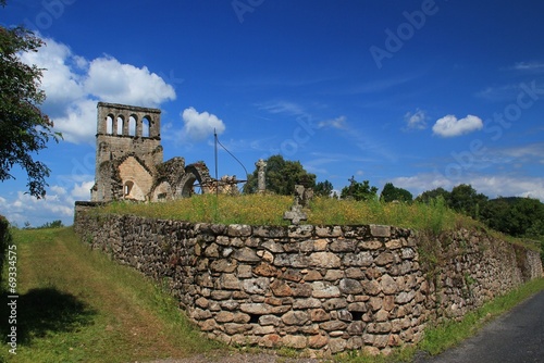 Eglise ruinée du vieux boug de Saint-Geniez-ô-Merle.(Corrèze) photo