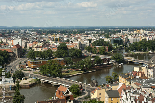 Miasto nad rzeką z mostami