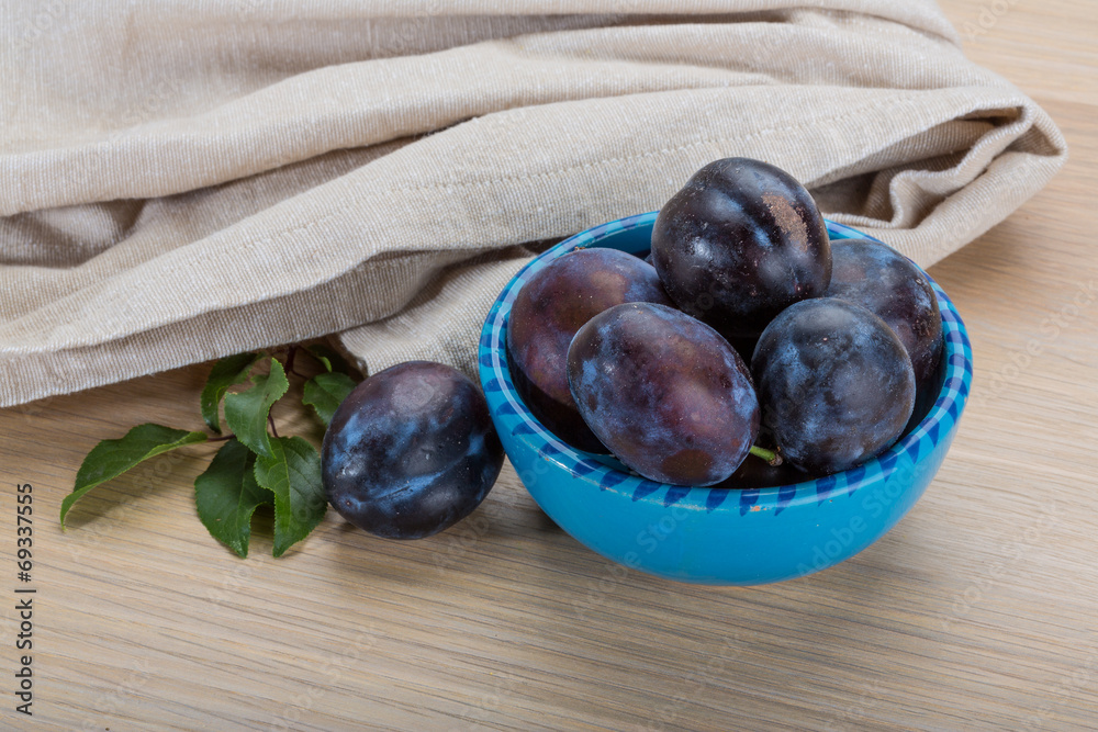 Obraz premium Ripe fresh plum