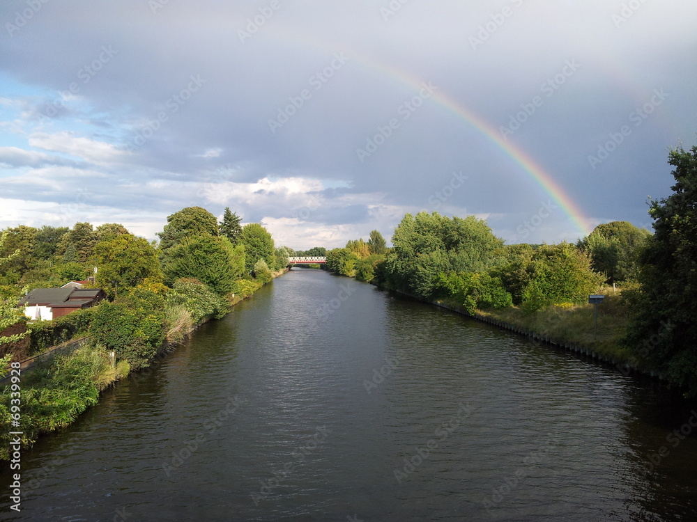 Regenbogen über einen Fluss in Berlin Regenbogen über einen Fluss in Berlin