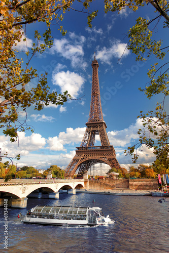 Eiffel Tower with boat on Seine in Paris, France © Tomas Marek