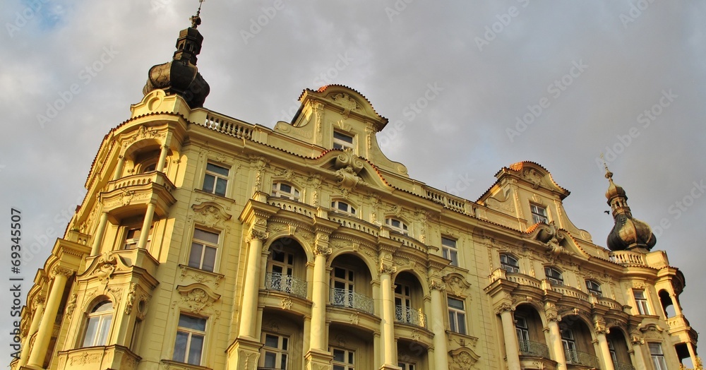 Prag, Gebäude mit Erker und Türmchen
