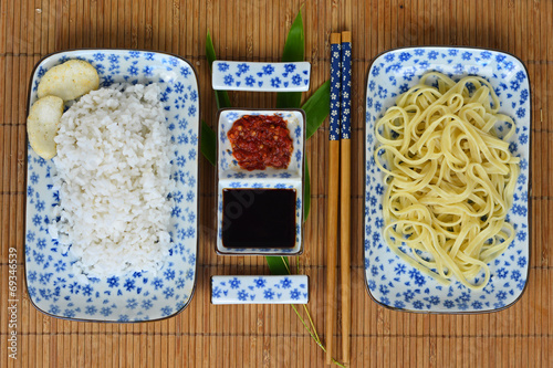 heerlijk Aziatisch eten met blauw/wit servies photo