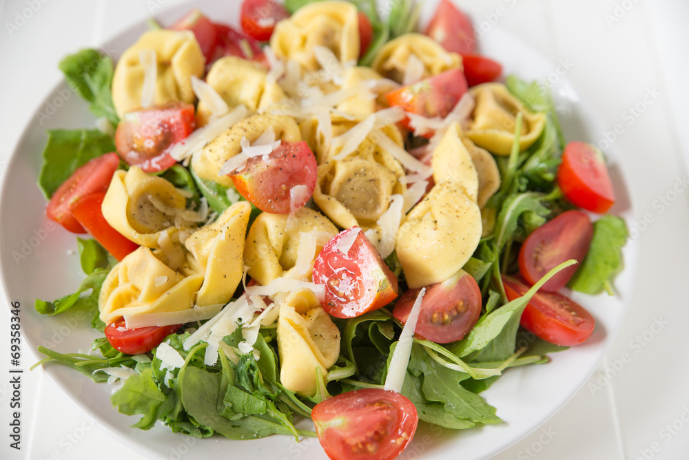 Tortellini mit Kräutern und Tomaten Tortellini mit Kräutern und Tomaten