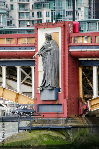 Government allegorical statue, London