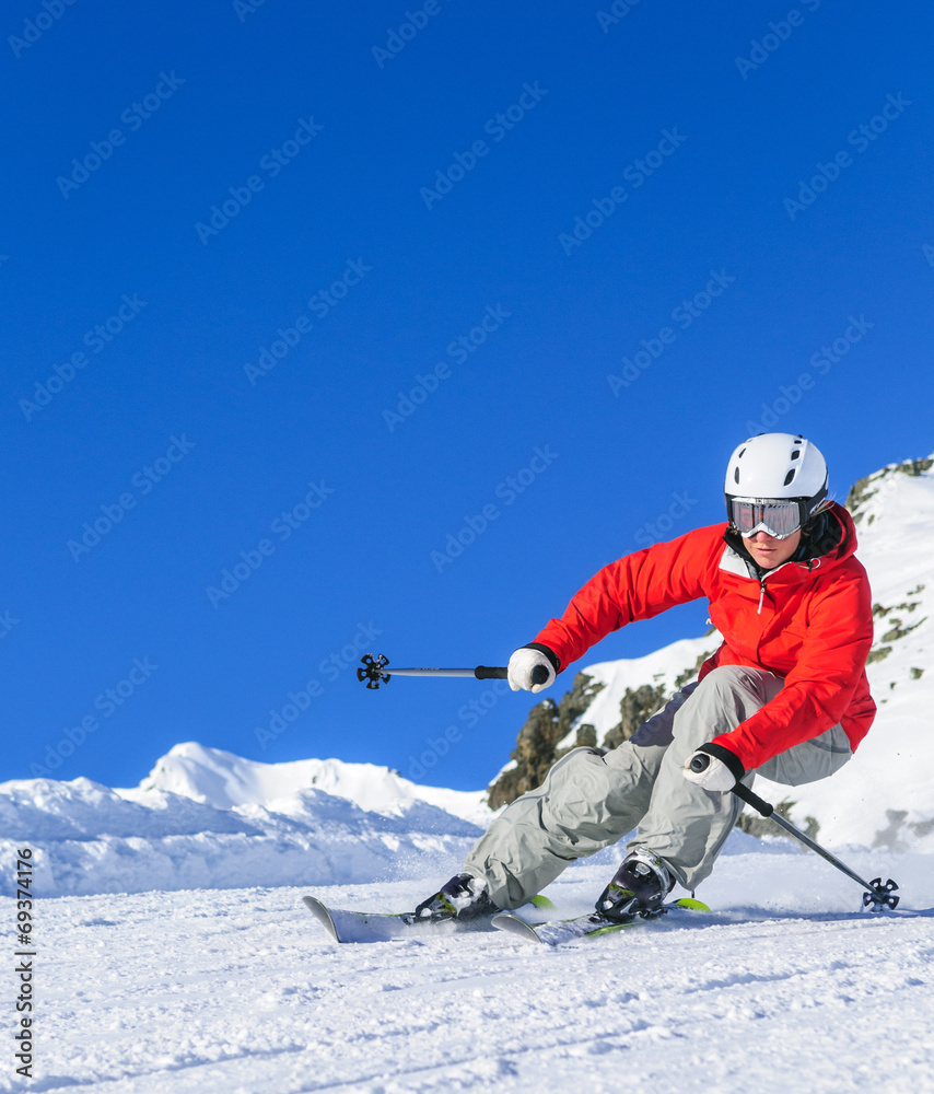 dynamisch skifahren auf der Piste
