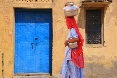 Porteuse d'eau du Rajasthan en Inde du nord photo