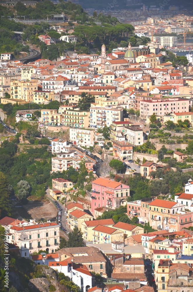 Fototapeta premium przepiekny widok na vietri sul mare na wybrzeżu amalfi, włochy