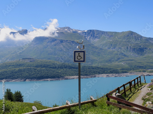 Fotografija accessibilité des sentiers pour handicapés dans les alpes