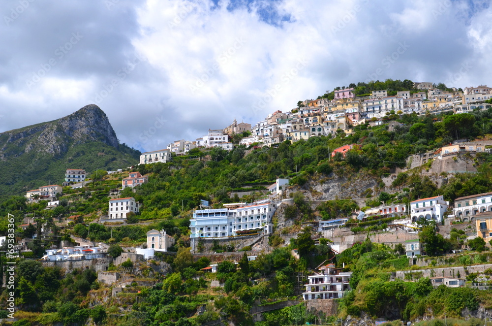 przepiękny widok miejscowości raito na wybrzeżu amalfi, włochy