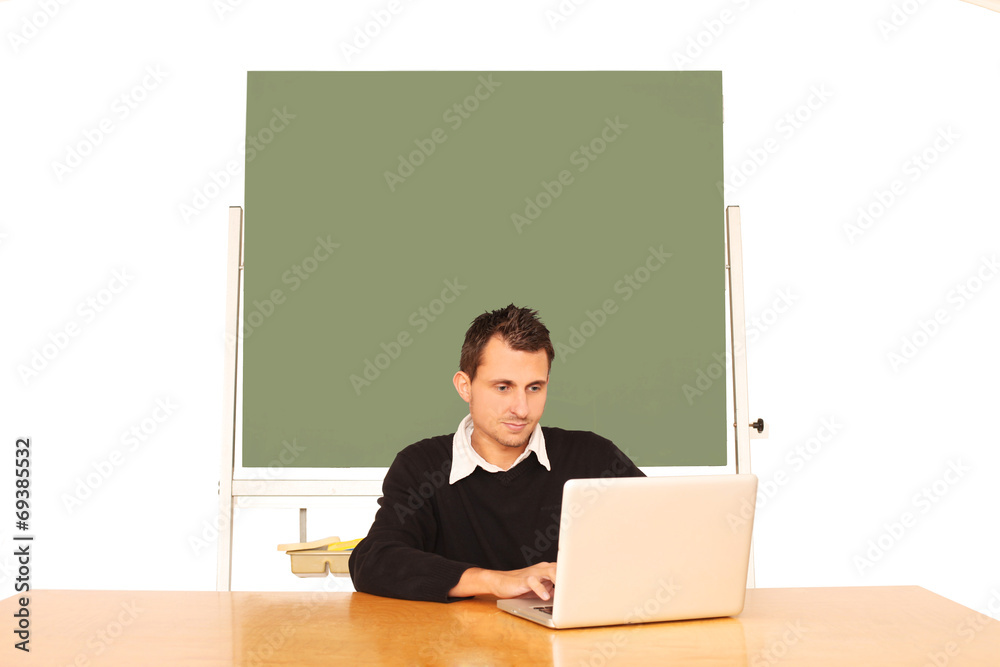 © Peter Atkins - junger Lehrer mit Laptop © Peter Atkins - junger Lehrer mit Laptop