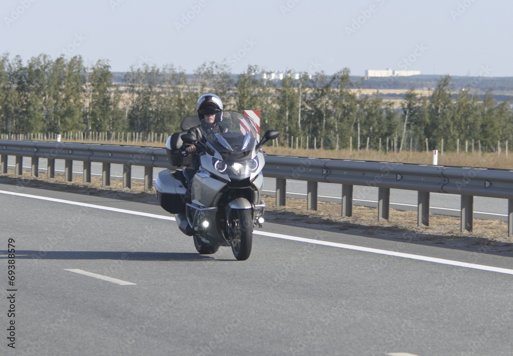 Obraz premium Motociklist goes on speedway