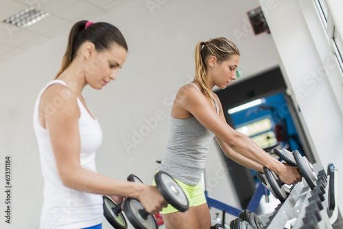 Young women training in the gym © BGStock72