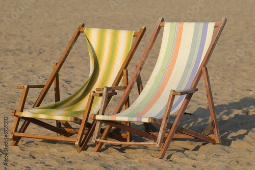 Liegestühle am Strand photo