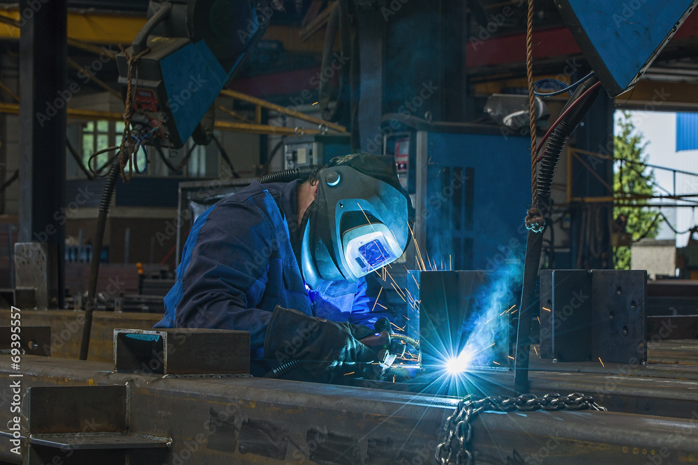 Obraz premium Lasser staand met lichtbundel zonder spetters