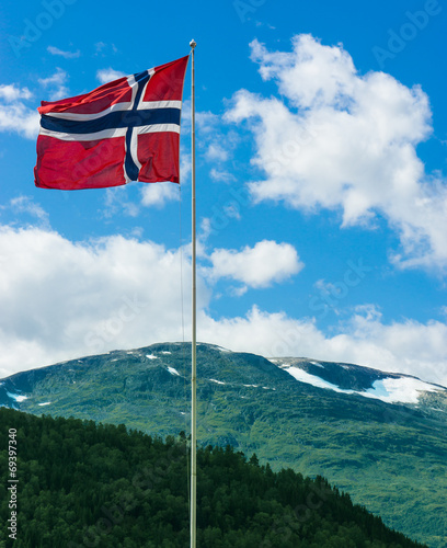Norwegische Flagge vor Gebirge