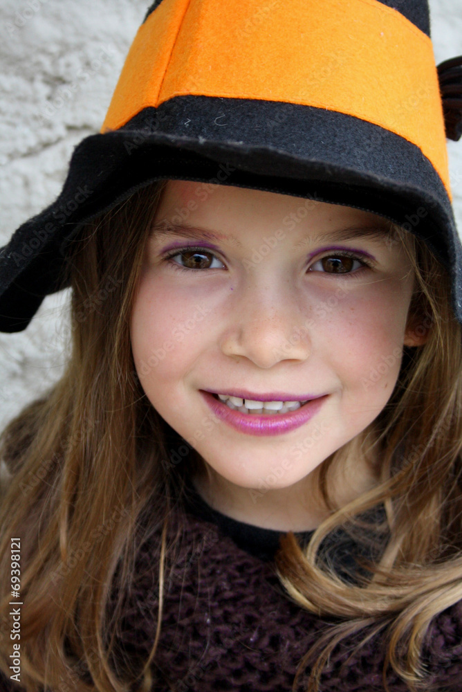 BAMBINA VESTITA DA STREGA