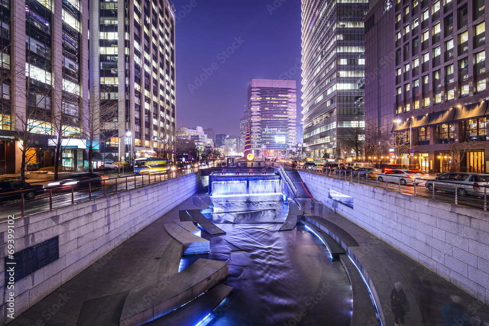 Naklejka premium Seoul, South Korea Cityscape at Cheonggye Stream