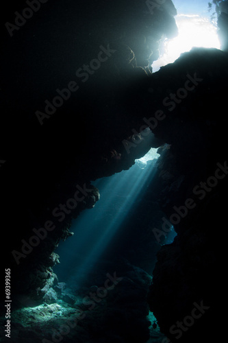 Underwater Cave and Light © ead72