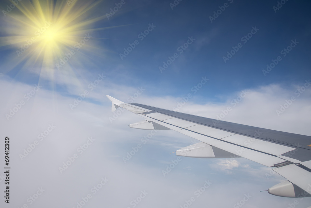 Obraz premium Wing of an airplane flying in the sky so beautiful.