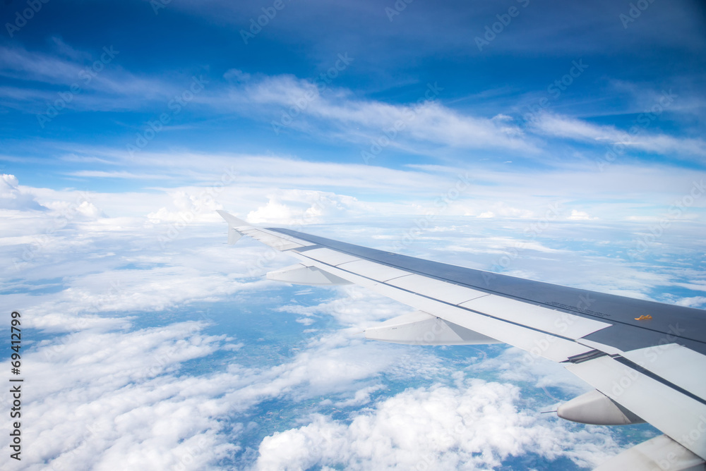 Fototapeta premium Wing of an airplane flying in the sky so beautiful.